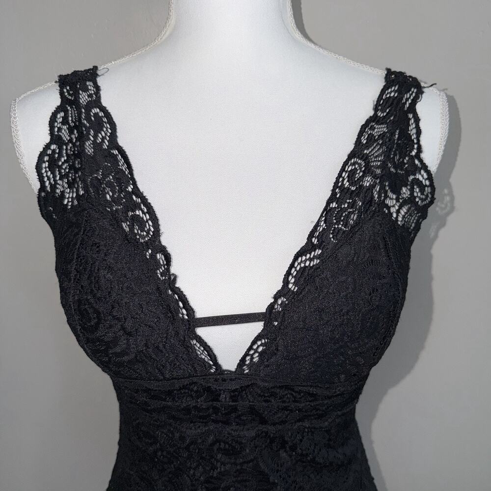 bebe Woman’s Black Lace Mini Bodycon Dress Deep V-neck Size M Sleeveless LBD - Picture 2 of 8